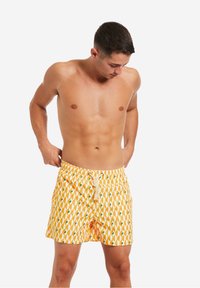 Gassa d’Amante SORRENTO - Shorts da mare - giallo stampa grafica