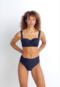 Černý bikinový set s bandeau topem s krouceným předním dílem a širokými ramínky, doplněný o vysoké vykrojené spodní díly. Hladký povrch látky.