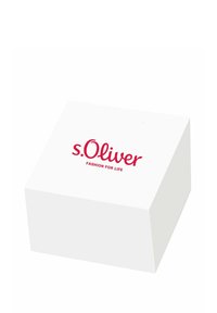 Weißer rechteckiger Kasten mit schrägem Deckel, mit "s.Oliver" in roter Schrift und "FASHION FOR LIFE" darunter in kleinerer roter Schrift.