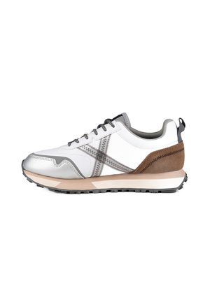 Zapatillas con una parte superior de material sintético blanco, acentos plateados, cordones grises y un talón de ante marrón; cuenta con una suela de goma texturizada y costura en zigzag.