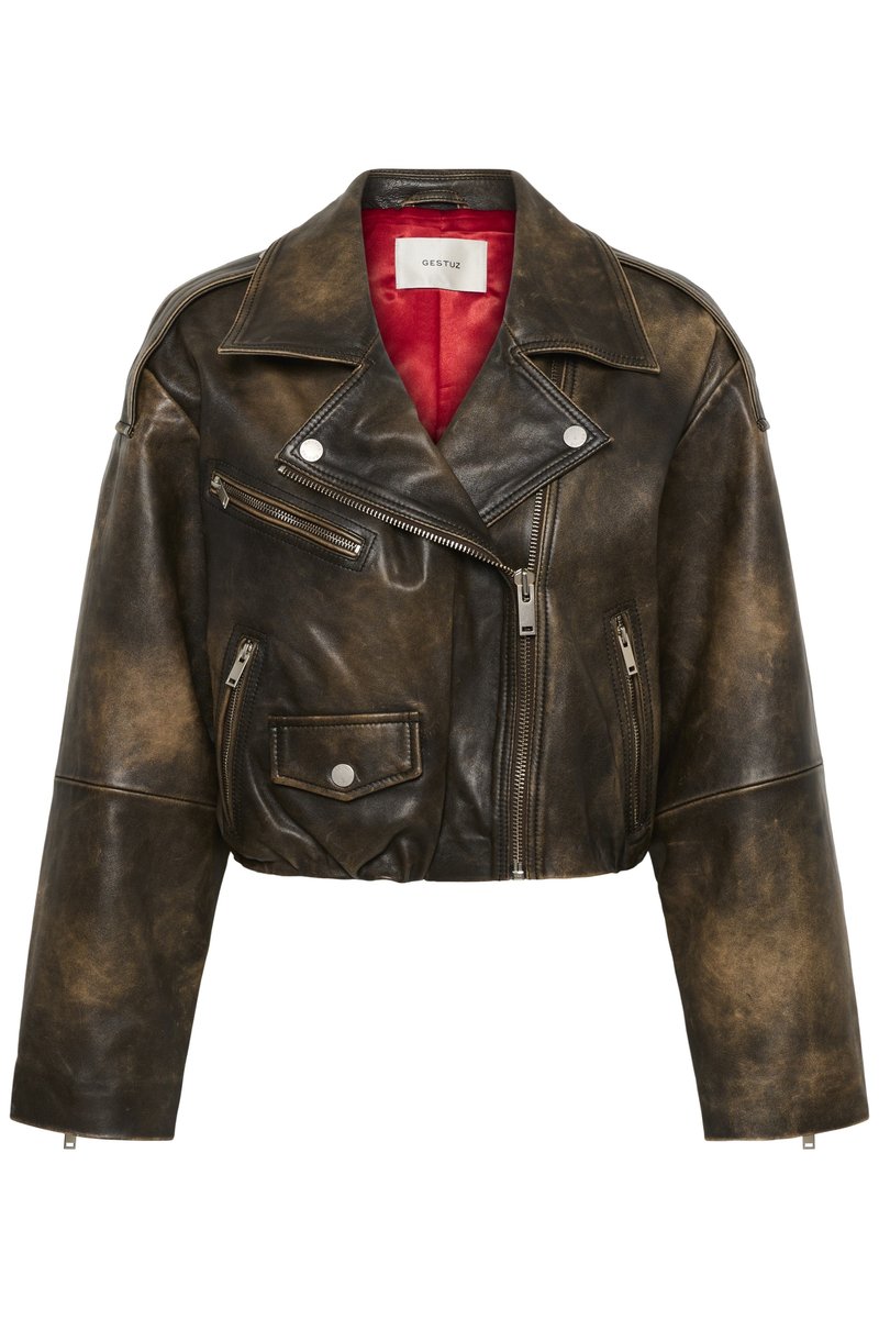 Mørkebrun distressed læder cropped biker jakke med asymmetrisk frontlynlås, tre lynlåslommer, klaplommelomme med trykknap og rød inderforing.