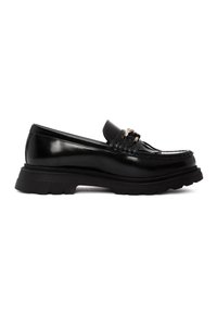 Mocasines de cuero negro con un acabado brillante, que presentan un detallado cosido, un acento de cadena adornada y una suela gruesa y resistente de color negro.