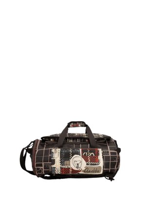 Borsa da viaggio rettangolare con motivo patchwork nero, bianco e rosso, manici corti, tasca laterale con cerniera e tracolla staccabile.