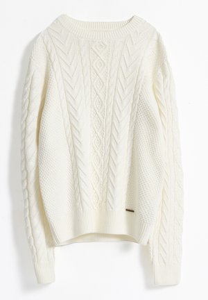 Suéter blanco de punto grueso con patrones de trenzas y texturas. Puños y dobladillo acanalados. Tela suave con una silueta relajada.