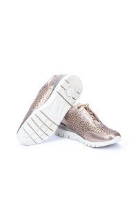 Zapatillas perforadas en oro rosa con un acabado texturizado, que cuentan con una suela de goma blanca y acentos metálicos, diseñadas para la transpirabilidad y la comodidad.