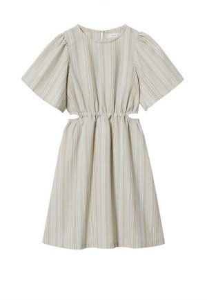 Robe beige à manches courtes avec fines rayures verticales, taille élastique et détails découpés des deux côtés, longueur au genou avec un col rond.