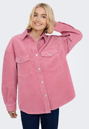 Roze corduroy overhemd met lange mouwen, knoopsluiting aan de voorkant, twee borstzakken en een losse pasvorm. Gestructureerd oppervlak en afgeronde zoomdetail.