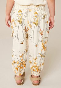 Next TRAVELLER - REGULAR FIT - Cargobukser - ecru white flower