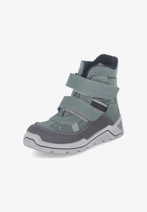Wysokie zimowe buty w szaro-zielonym kolorze, z dwoma szerokimi rzepami, teksturowaną tkaniną, czarną podszewką i wytrzymałą białą podeszwą zapewniającą dobrą przyczepność.