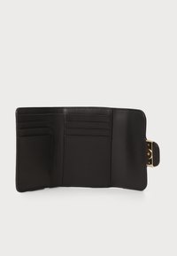 Zwart lederen portemonnee-interieur met meerdere kaartsleuven en een drukknoopsluiting. Gladde textuur met gouden hardwareaccenten.