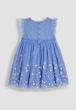 Vestido de algodón azul con mangas cortas con volantes, cierre de botones y patrones florales bordados. Falda acampanada con un diseño recogido.