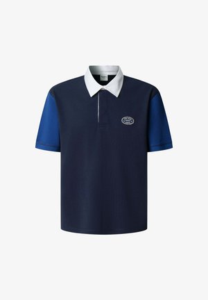 Polo blu navy con maniche blu reale, colletto bianco e piccolo logo a toppa ovale sul petto sinistro con la scritta "Pepe Jeans London."