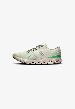Chaussures de course vert clair avec tige en maille texturée, lacets gris, et semelle extérieure blanche avec de grands découpes circulaires. Accent de marque subtil.