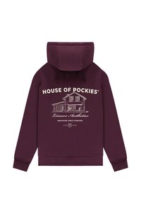 Vinrød hettegenser med hvitt motiv av et hus og teksten "HOUSE OF POCKIES" og "Leisure Aesthetics." Mykt stoff, avslappet passform.