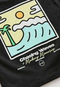 Next SHORT SLEEVE - Trükipildiga T-särk - black scene