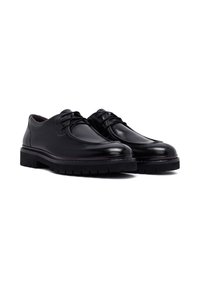Zwarte leren schoenen met een gladde afwerking, ronde neuzen, vetersluiting en dikke rubberen zolen met een diepe profiel voor grip.