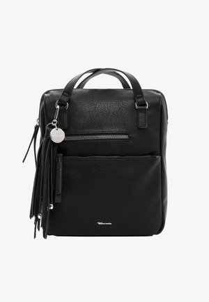 Borsa a tracolla in pelle nera a forma di quadrato con due manici, tasca frontale con zip, cerniera argento e nappine decorative con una targhetta rotonda in metallo.