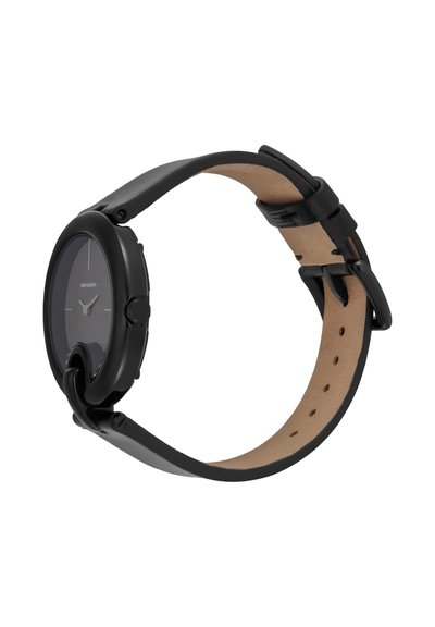 Schwarze runde Armbanduhr mit minimalistischem schwarzen Zifferblatt, silbernen Zeigern und schwarzem Lederarmband mit beiger Unterseite und Dornschließe.