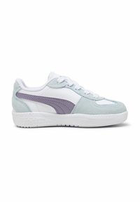 Jasnoniebieskie i białe sneakersy sportowe wykonane ze skóry i zamszu. Posiadają fioletowy akcent w postaci paska oraz teksturowaną gumową podeszwę.