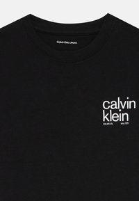 Calvin Klein Jeans SMALL GRAPHIC UNISEX - Camiseta estampada - black