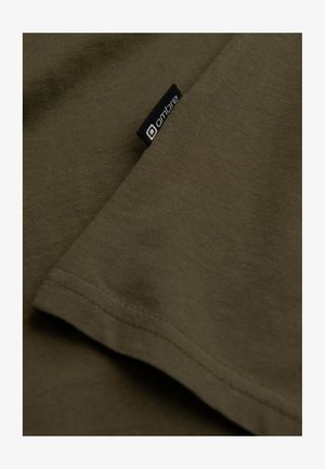 Olijfgroene katoenen T-shirt met korte mouwen, een gladde textuur en een zwart merklabel op de zoom. Simpel, onopvallend ontwerp.