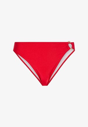Rote Bikinislip mit glatter Textur, hoher Schnitt und einem goldfarbenen Hardware-Akzent an der Seite. Für den Einsatz als Badebekleidung konzipiert.
