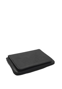 Portefeuille en cuir noir avec une finition texturée, présentant un design à rabat et un logo en relief. Forme compacte pour un transport facile.