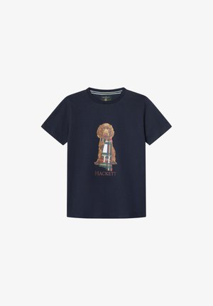 Marineblå t-shirt med korte ærmer lavet af bomuld, med et trykt billede af en hund iført et ternet halstørklæde og teksten "HACKETT" under designet.