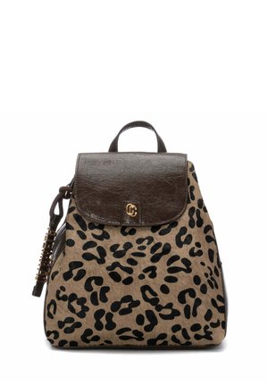 Pequeña mochila con solapa y asa de cuero marrón, con estampado de leopardo en beige y negro y detalle de logo dorado en la solapa frontal.