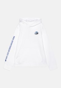 Bílá mikina s kapucí a dlouhými rukávy, s přední kapsou a šňůrkou na stažení. Na hrudi se nachází modro-černé logo Nike a text na rukávu.