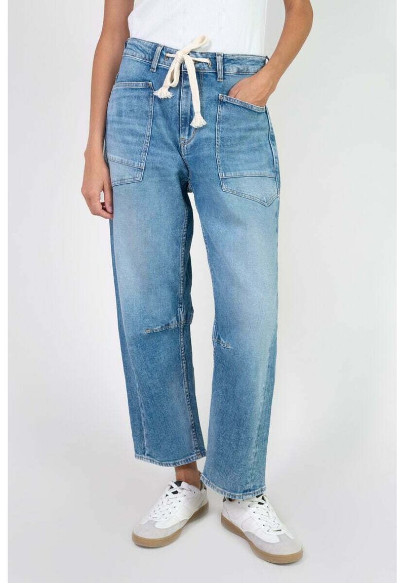Jeans de mezclilla azul claro de pierna ancha con cintura ajustable, dos bolsillos frontales y un acabado ligeramente desgastado en las rodillas.