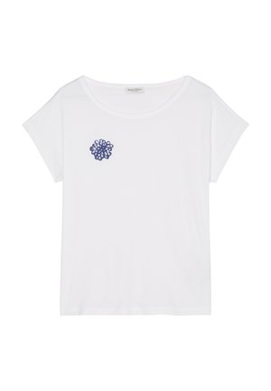 T-shirt blanc à manches courtes avec un col rond et une petite broderie de fleur bleue sur la poitrine gauche.
