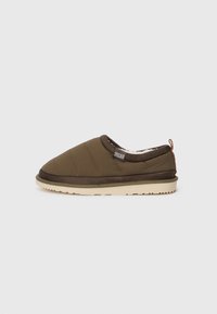 Bruine gewatteerde instapslippers met een romige fleece voering, trekhaak bij de hiel en een beige rubberen zool, gelabeld Jack & Jones.