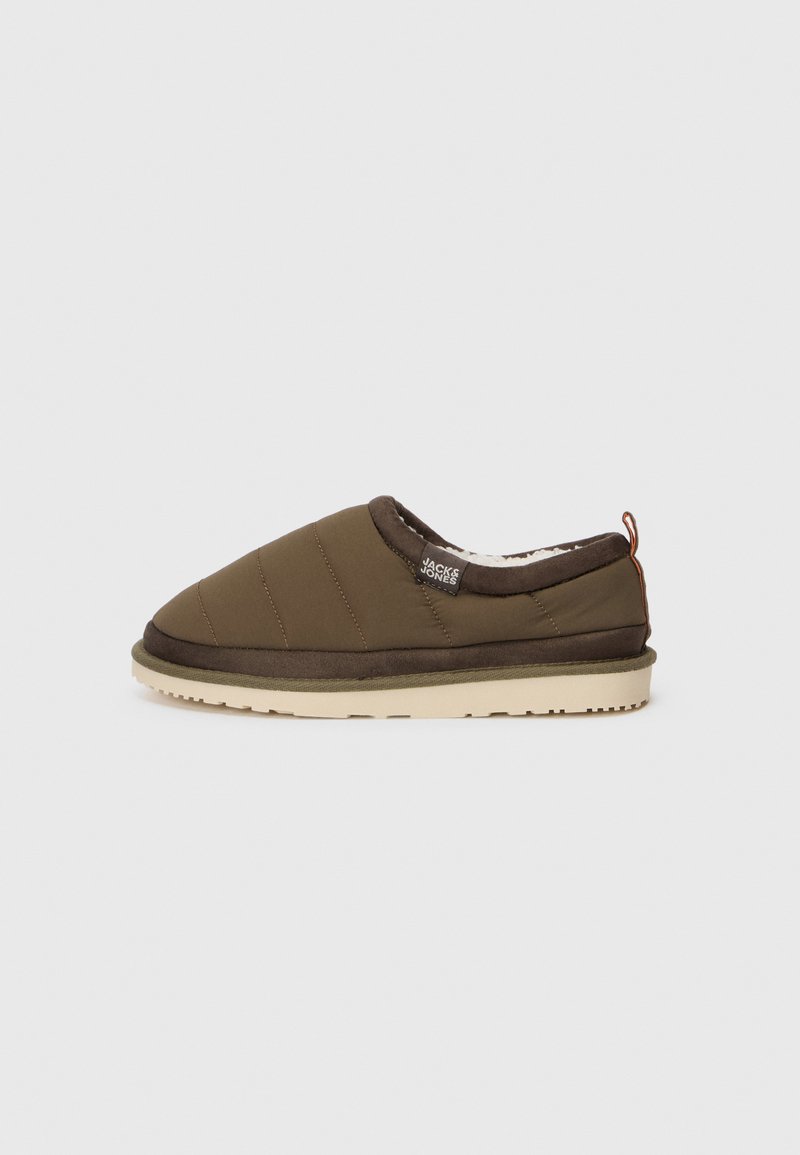 Bruine gewatteerde instapslippers met een romige fleece voering, trekhaak bij de hiel en een beige rubberen zool, gelabeld Jack & Jones.