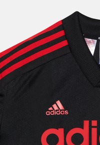 adidas Sportswear HOT TEE UNISEX - Triko s potiskem - black/better scarlet