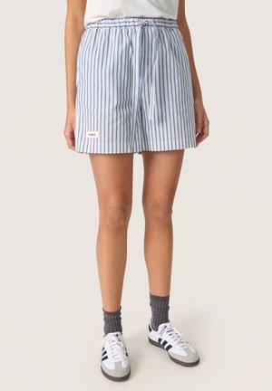 Blå og hvide stribede shorts med elastisk talje og snøre, med et lille logo-patch på siden. Letvægtsmateriale, afslappet pasform.