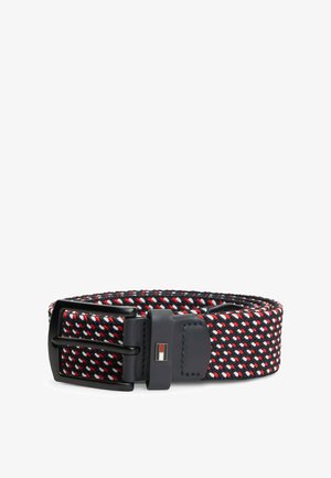 Zwart, rood en wit geweven stoffen riem met zwarte metalen gesp en navy leren lus met een klein rechthoekig logo.