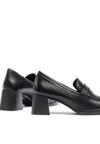 Zapatos de tacón cuadrado de cuero negro con un acabado suave, punta redondeada y costuras decorativas en la parte frontal. El tacón texturizado añade detalle.
