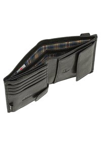 Monedero de cuero negro con múltiples compartimentos para tarjetas, cierre con botón y forro de tela a cuadros. Presenta una textura suave y un diseño compacto.