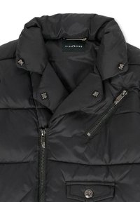 Giacca nera imbottita con colletto alto, tasca con zip, bottoni decorativi e una texture liscia. Presenta un'etichetta metallica del marchio all'interno.