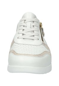 Baskets en cuir blanc avec des accents en suède beige, détails perforés, lacets plats et une fermeture éclair sur le côté avec quincaillerie dorée.