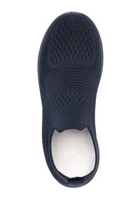 Scarpa slip-on blu navy con tomaia in maglia testurizzata, punta aperta e soletta bianca liscia. Nessun accessorio o elemento hardware visibile.
