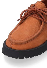 Hnědá kožená bota s texturovaným povrchem, kulatou špičkou, polstrovaným límcem a černou silnou gumovou podešví. Obsahuje hnědé tkaničky a detaily prošití.
