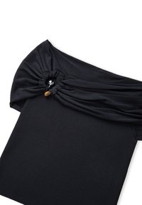 Zwart off-the-shoulder top met een gedraaide stofontwerp bij de halslijn, versierd met een decoratieve knoop en een horizontale ribbelstructuur.