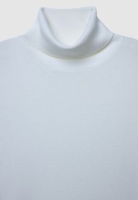 Maglione bianco a collo alto con texture a coste, caratterizzato da un collare alto e piegato e un materiale liscio e leggero.