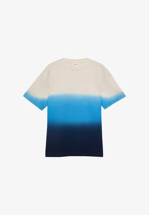Sweterkowy t-shirt z krótkim rękawem, z gradientowym przejściem kolorów od beżu u góry, przez jasny niebieski na środku, do ciemnogranatowego na dole.