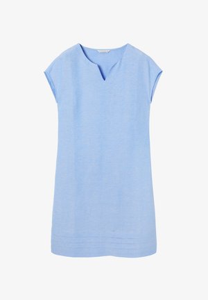 Gaiši zila tunika ar īsām piedurknēm, V veida kakla izgriezumu un brīvu piegriezumu. Izgatavota no mīksta auduma ar vieglu tekstūru. Apakšmalai ir nedaudz drapējumu.