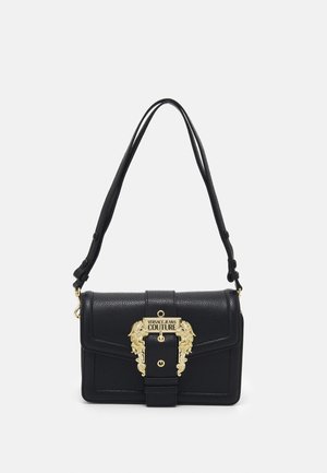 Czarna skórzana torba na ramię z regulowanym paskiem i dużą ozdobną złotą klamrą z logo "Versace Jeans Couture".