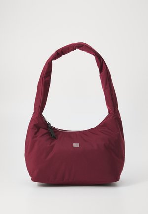 Bolso de hombro de tela marrón oscuro con correa acolchada, cremallera superior y pequeño logo rectangular de la marca en el centro del frente.