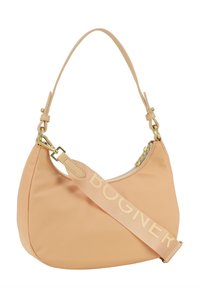Borsa a tracolla in tessuto pesca con forma curva, hardware in tonalità oro e una tracolla larga con la scritta "BOGNER" in lettere chiare.